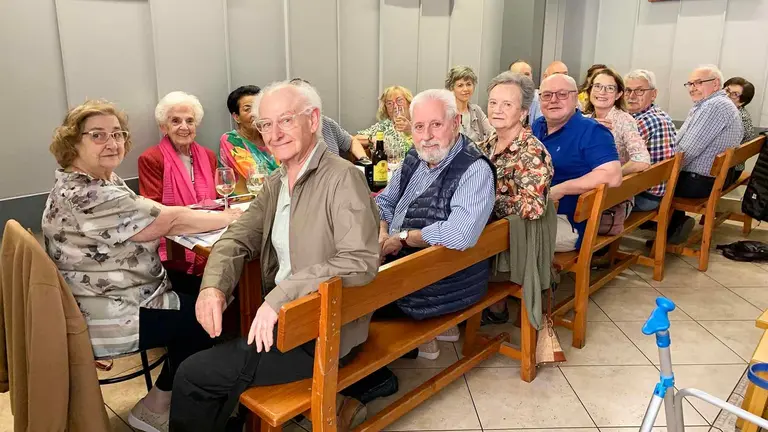 Vecinos de la comunidad Cruz Negra reunidos en una comida del día del socio. Navarra.com