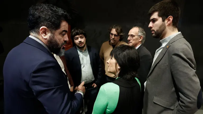 Los portavoces del PSN y de EH Bildu, Ramón Alzorriz (i) y Laura Aznal (2i), respectivamente, Carlos Guzmán (d), de Contigo-Zurekin y Adolfo Araiz de EH Bildu (2d) en el Parlamento de Navarra. EFE/ Jesús Diges