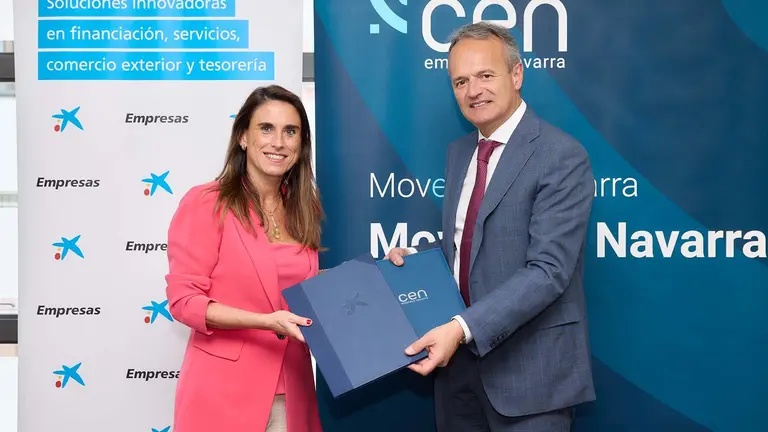 Isabel Moreno, directora territorial Ebro de CaixaBank, y Manuel Piquer, presidente de CEN, renuevan el convenio de colaboración entre ambas entidades. CAIXABANK