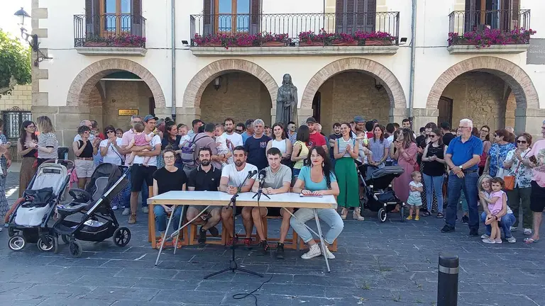 Rueda de prensa en Aibar para denunciar que Educación les "deniega una escuela infantil en euskera".