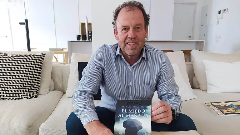 Santiago Iribarren Santesteban, hijo del escritor navarro Manuel Iribarren, con la novela de su padre "El miedo al mañana". NAVARRA. COM