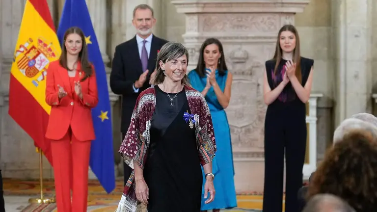 El rey Felipe VI (2i), Leonor Princesa de Asturias (i), la reina Letizia (2d) y la infanta Sofía (d) tras la condecoración de la navarra Arantxa Meca (c) con la Cruz al mérito Civil durante la ceremonia de entrega de las condecoraciones al mérito civil en el Palacio Real en Madrid donde se conmemora el décimo aniversario del reinado de Felipe VI, este miércoles. El rey Felipe VI, junto a la reina Letizia y sus hijas, conmemora el décimo aniversario de su reinado con el relevo solemne de la Guardia Real, la imposición de condecoraciones a ciudadanos desconocidos y un almuerzo institucional, todo ello en el Palacio Real de Madrid, donde el broche a la jornada va a ser un concierto a cargo de la banda de música de la Guardia Real y del violinista Ara Malikian. EFE/Borja Sánchez-Trillo