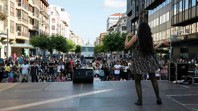 Exhibición en la avenida Carlos III de Pamplona de la Casa de la Juventud. AYUNTAMIENTO DE PAMPLONA