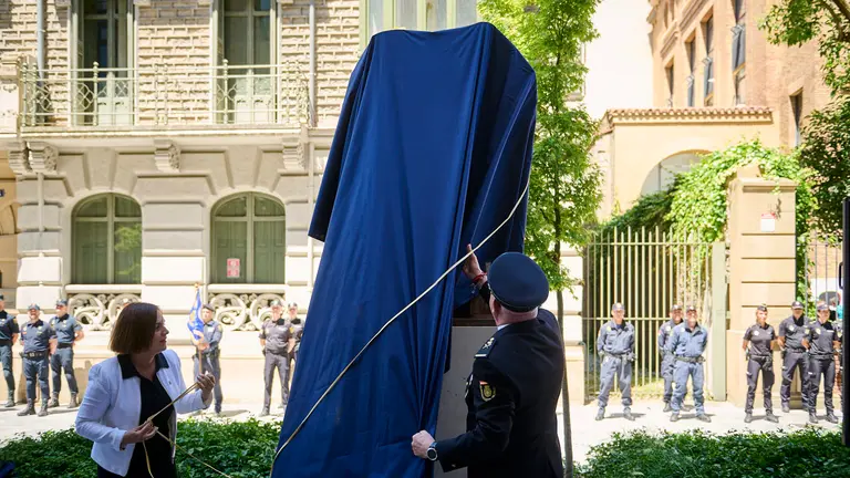 La Policía Nacional conmemora el Día de las Víctimas del Terrorismo e inaugura una escultura realizada por el artista navarro Carlos Ciriza. PABLO LASAOSA