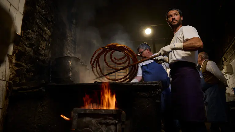 La Churrería La Mañueta de Pamplona abre por primera vez en 2024 para preparar la llegada de los próximos Sanfermines. PABLO LASAOSA