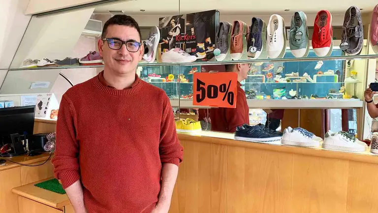 Patxi Pérez Artieda en la tienda Calzados La Infantil del casco viejo de Pamplona. Navarra.com