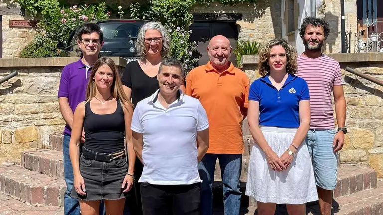 Amaya Lazcano (primera por la izquierda abajo), Oscar Alonso (segundo por la izquierda abajo) y Luis Olaberri (primero por la derecha arriba) dimiten de sus cargos en el Concejo de Artica.