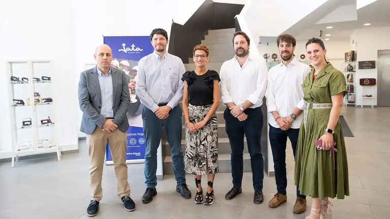 De izda. a dcha., el director general de Rockwool, Santiago Osés; el CEO de Jata, Guillermo García; la Presidenta Chivite, los directores generales mancomunados de Enhol, Gonzalo y Diego Oliver; y la directora de Marketing de Jata, Cristina Esandi. GOBIERNO DE NAVARRA