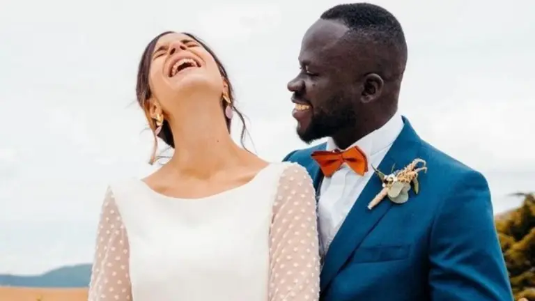 La influencer 'Mamá de rizos' y su marido, en una  bonita foto publicada en su cuenta de Instagram.