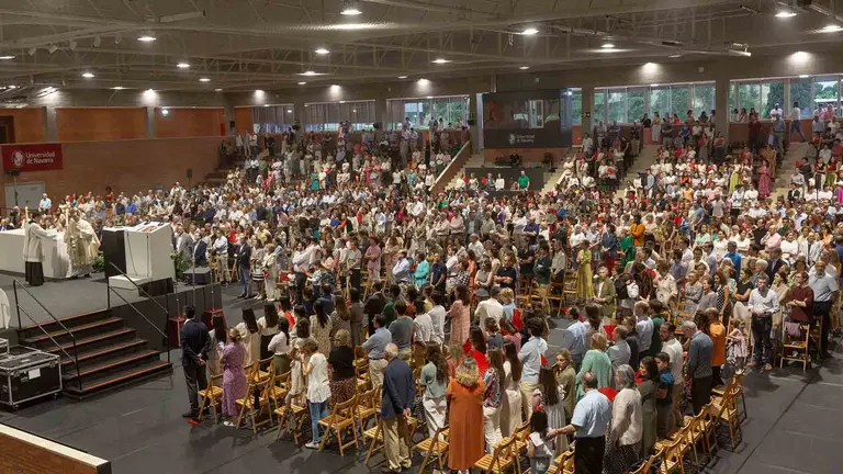 Panorámica del polideportivo de la Universidad de Navarra durante la misa por Escrivá de Balaguer. UNIVERSIDAD DE NAVARRA