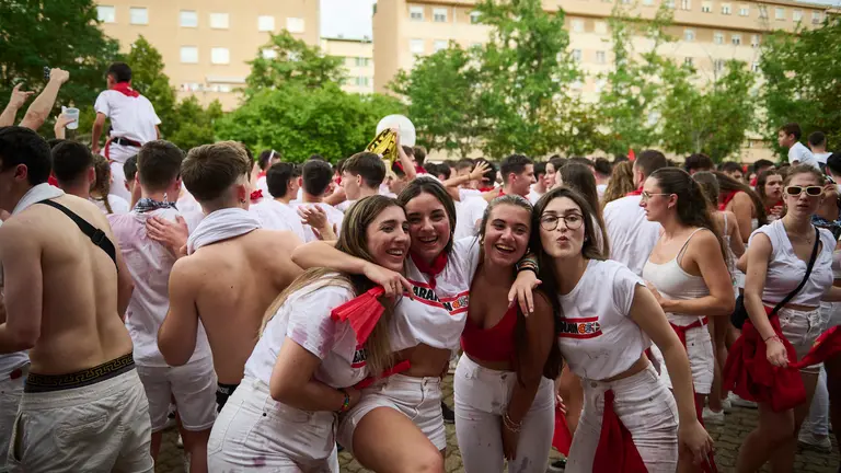 Chupinazo y comienzo de las fiestas de Barañáin a cargo del Colegio Público Los Sauces. PABLO LASAOSA