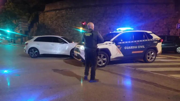 Detenido por un delito de tráfico de drogas tras darse a la fuga y colisionar contra una mediana en Pamplona. GUARDIA CIVIL DE NAVARRA