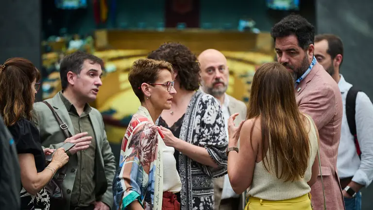 María Chivite junto a parlamentarios y asesores minutos antes de comenzar el pleno. PABLO LASAOSA