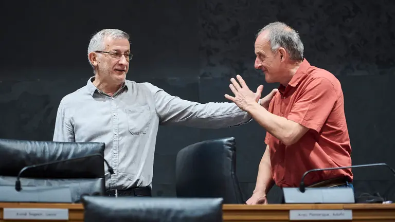 El vicepresidente Taberna junto al parlamentario de EH Bildu Adolfo Araiz minutos antes de comenzar el pleno. PABLO LASAOSA