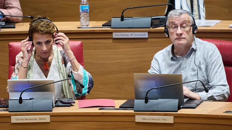 María Chivite y Félix Taberna durante el pleno del Parlamento. PABLO LASAOSA