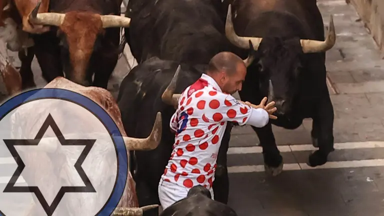 Sexto encierro de San Fermín 2023 con toros de Jandilla en la calle Estafeta. EFE - J.P. URDIROZ