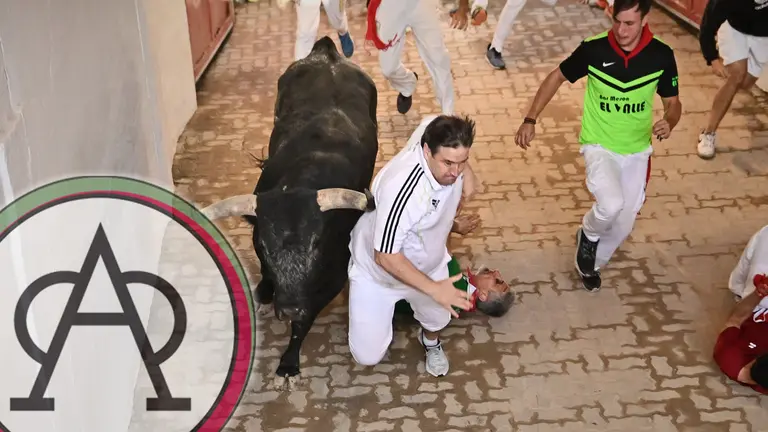 Último encierro de San Fermín 2023 con toros de Miura en el callejón. PABLO LASAOSA