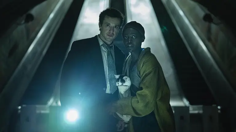 Joshep Quinn y Lupita Nyong´o en la película Un lugar tranquilo día 1.