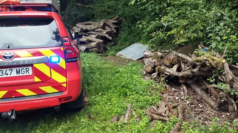 Los bomberos rescatan a una persona atrapada por el tobillo por un tronco en Aoiz. BOMBEROS DE NAVARRA