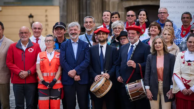 Foto conjunta con colectivos y personas vinculadas a los Sanfermines 2024 en apoyo a la convivencia durante las fiestas. PABLO LASAOSA