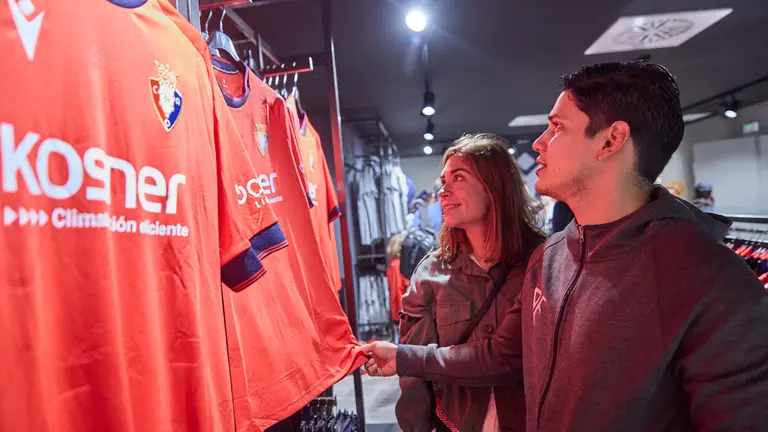 Comienza la venta en la tienda oficial de Osasuna de la camiseta para la temporada 2024/25 realizada por Macron en exclusiva para el club rojillo. IÑIGO ALZUGARAY