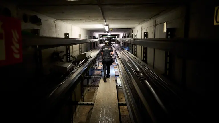 La unidad de Subsuelo de Policía Nacional revisa las galerías subterraneas de Pamplona previo a San Fermín 2024. PABLO LASAOSA