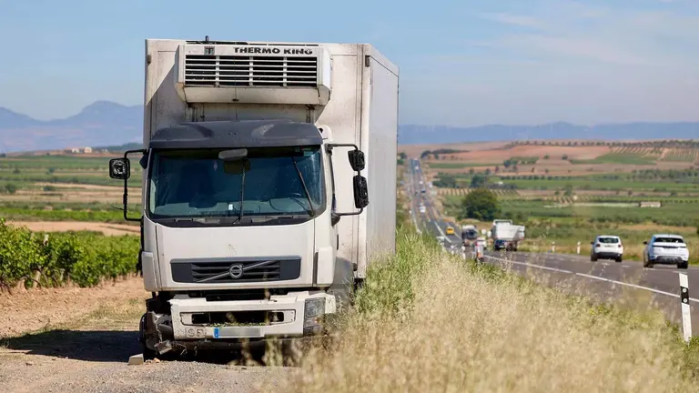 AUSEJO (La Rioja) 03/07/2024.- Un camión ha atropellado este miércoles a cinco operarios de una empresa que se encontraban señalizando la carretera nacional N-232, a su paso por el término municipal de Ausejo (La Rioja), según los datos provisionales facilitados por la Guardia Civil. De esos cinco operarios, uno ha resultado con lesiones graves y cuatro han sido atendidos de heridas leves; mientras que el conductor del camión también ha sufrido lesiones de carácter leve y dos personas no han registrado heridas. EFE/ Raquel Manzanares