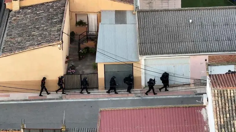 Agentes de la Guardia Civil antes del registro domiciliario y detención de uno de los traficantes. GUARDIA CIVIL