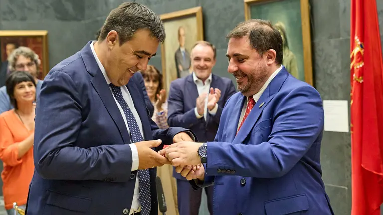 Toma posesión de Mario Fabo Calero como nuevo parlamentario de UPN tras la renuncia de María Jesús Valdemoros. IÑIGO ALZUGARAY