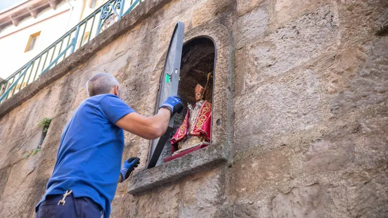 Un operario municipal retira la imagen de San Fermín de la hornacina de Santo Domingo. AYUNTAMIENTO DE PAMPLONA