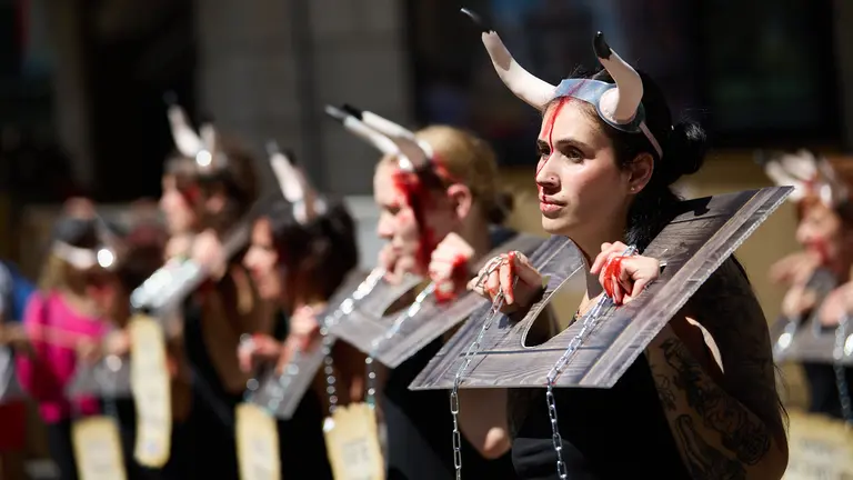 Las organizaciones por la defensa de los animales AnimaNaturalis y PETA organizan por 20° año consecutivo su protesta contra la tauromaquia en la plaza del Ayuntamiento de Pamplona, el día anterior al inicio de las fiestas de San Fermín. IÑIGO ALZUGARAY
