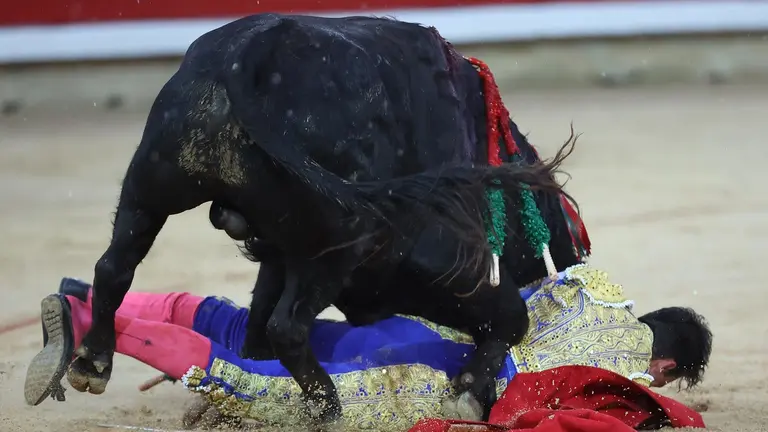 GRAFCAV4683. PAMPLONA, 05/07/2024.-  Apuros del novillero Alejandro Chicharro durante la faena a su primero de la tarde donde comparte cartel con Jarocho y Samuel Navalón con novillos de la ganadería Pincha.  EFE/ JP Urdiroz