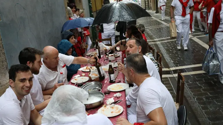 Almuerzos de San Fermín bajo la lluvia. ÍÑIGO ALZUGARAY