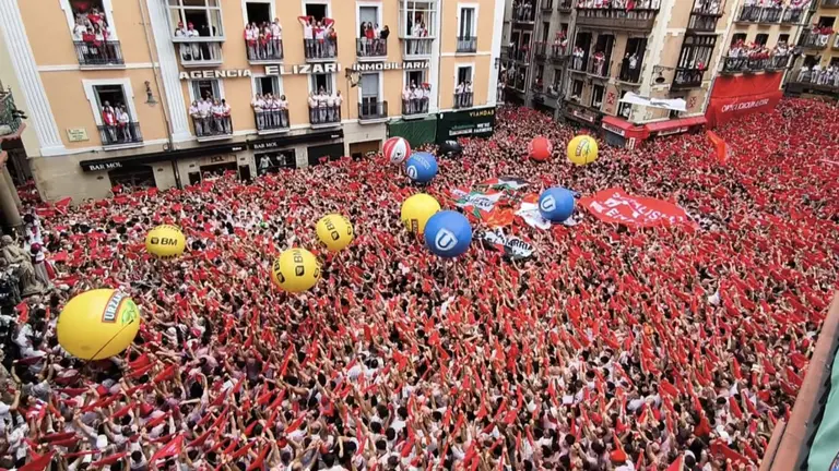 Una plaza del Ayuntamiento de Pamplona abarrotada da inicio a San Fermín con el Chupinazo. NAVARRA.COM