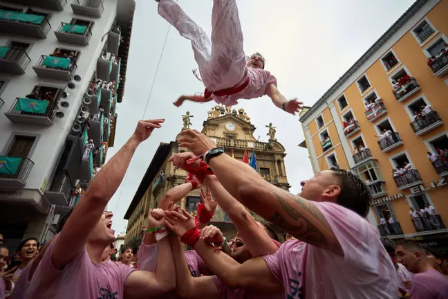 Miles de personas celebran el Chupinazo en la Plaza del Ayuntamiento de Pamplona, con el que se da inicio a las Fiestas de San Fermín 2024. IÑIGO ALZUGARAY