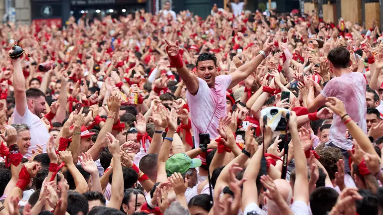 Miles de personas celebran el Chupinazo en la Plaza del Ayuntamiento de Pamplona, con el que se da inicio a las Fiestas de San Fermín 2024. IÑIGO ALZUGARAY