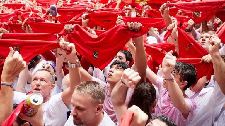 Miles de personas celebran el Chupinazo en la Plaza del Ayuntamiento de Pamplona, con el que se da inicio a las Fiestas de San Fermín 2024. IÑIGO ALZUGARAY