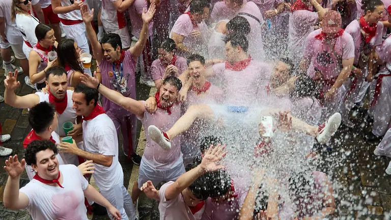 Miles de personas celebran el Chupinazo en la Plaza del Ayuntamiento de Pamplona, con el que se da inicio a las Fiestas de San Fermín 2024. IÑIGO ALZUGARAY