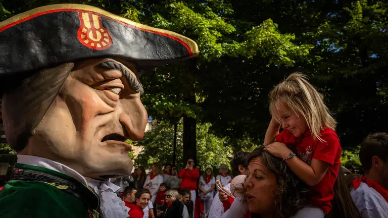 Cientos de niños reciben a la Comparsa en su primera salida  de estas  fiestas. MAITE H. MATEO-02