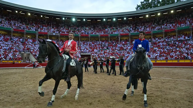 Un grupo de mariachis ha sorprendido a Pablo Hermoso de Mendoza en su despedida de San Fermín en Pamplona. EFE