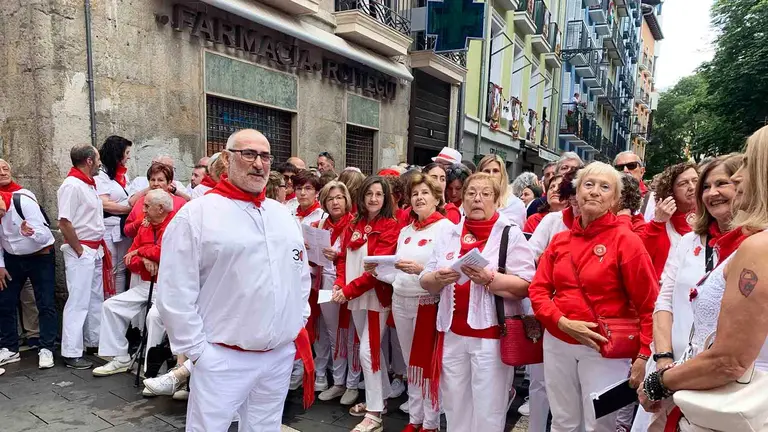 Iosu Martínez, a la izquierda, con la coral 'Canta et Yanta' en su nueva ubicación en la procesión. Navarra.com