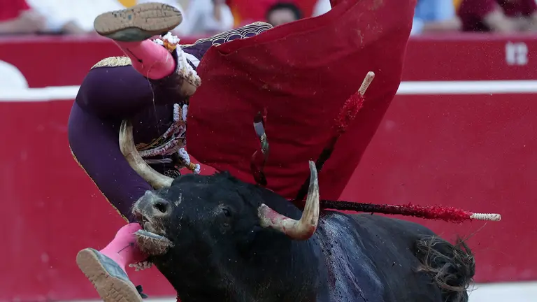 El diestro Borja Jiménez es cornado al entrar a matar a su segundo y último toro de la tarde en la tercera de abono de la Feria de Toro de los Sanfermines 2024. EFE/Jesús Diges