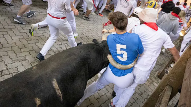 Segundo encierro de San Fermín 2024 con toros de Cebada Gago en el callejón. MAITE H.MATEO-54