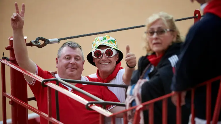 Ambiente en la plaza de toros en  el segundo encierro de San Fermín. IRANZU LARRASOAÑA