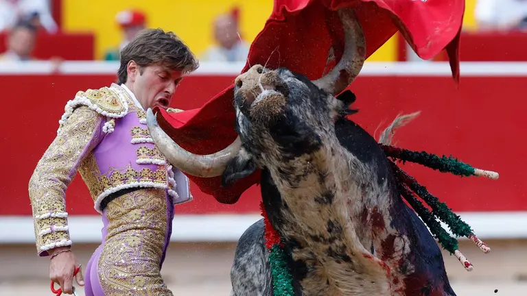 El diestro Juan Leal durante la lidia a su primer toro de la tarde en la cuarta de abono de la Feria de Toro de los Sanfermines 2024 donde ha compartido cartel con Román e Isaac Fonseca. EFE Villar Lopez