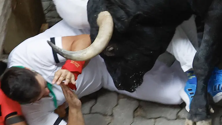 Tercer encierro de San Fermín el día 9 de julio de 2024 con toros de Victoriano del Río en Pamplona en el tramo de . EFE - VILLAR LÓPEZ