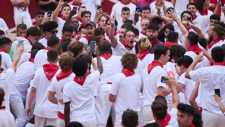 Suelta de vaquillas tras el encierro de Victoriano del Río durante San Fermín 2024. PABLO LASAOSA
