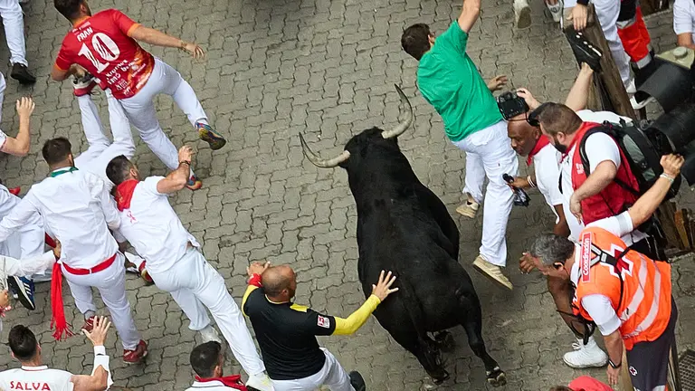 Tercer encierro de San Fermín 2024 con toros de la ganadería de Victoriano del Río en el tramo de Telefónica. IÑIGO ALZUGARAY