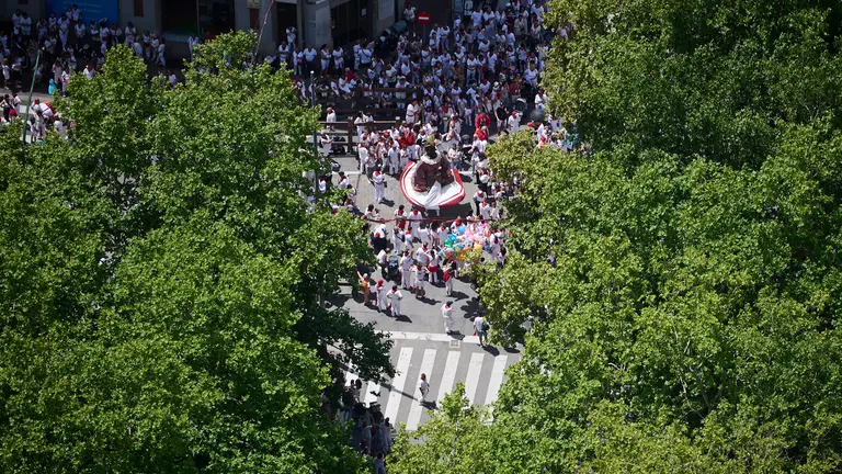 La Unidad de Medios Aéreos de la Policía Nacional vigila desde el aire Pamplona durante las fiestas de San Fermín 2024. PABLO LASAOSA