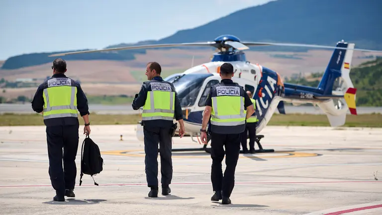 La Unidad de Medios Aéreos de la Policía Nacional vigila desde el aire Pamplona durante las fiestas de San Fermín 2024. PABLO LASAOSA